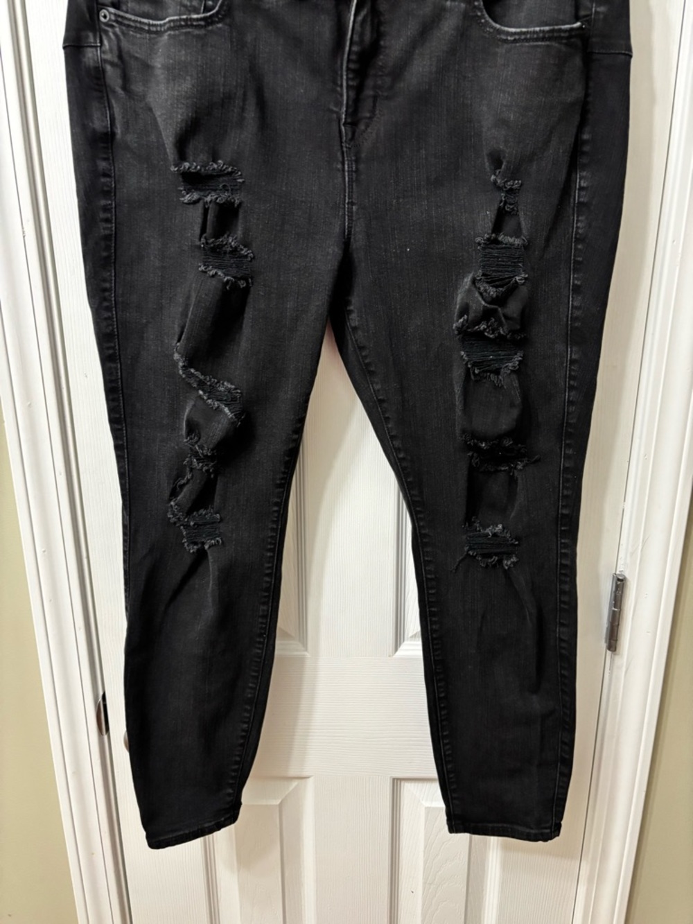 Torrid Bombshell Skinny Black Destructed Jeans Women’s Plus Size 20 Short - Picture 4 of 8
